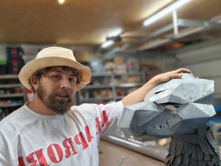 Felix Schieck, Dachdecker- und Spenglermeister, in der Werkstatt mit einer selbst gefertigten Blechfigur