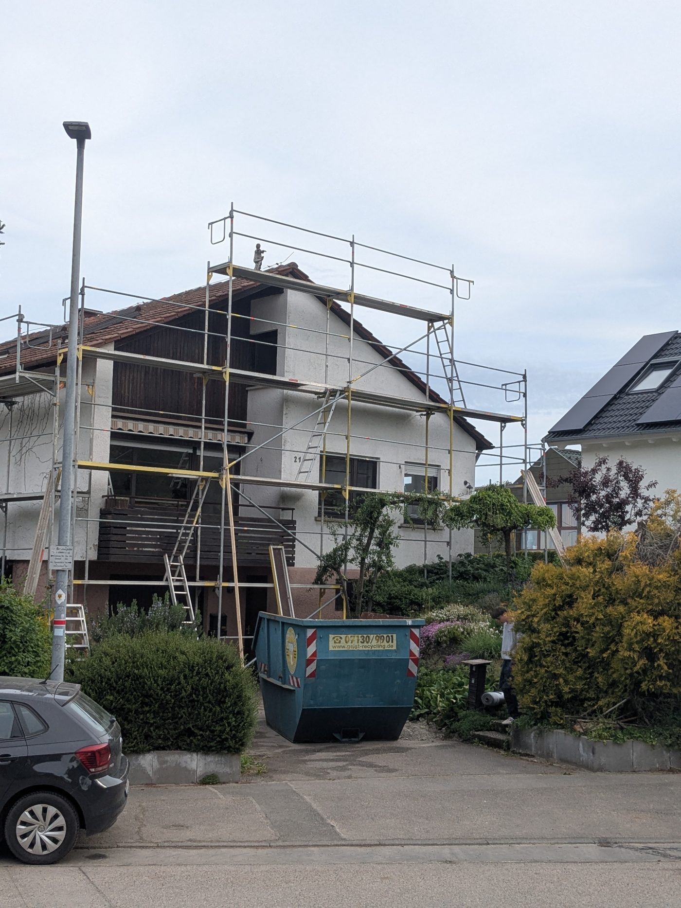 Eingerüstetes Wohnhaus während der Dacharbeiten – Gerüstbau