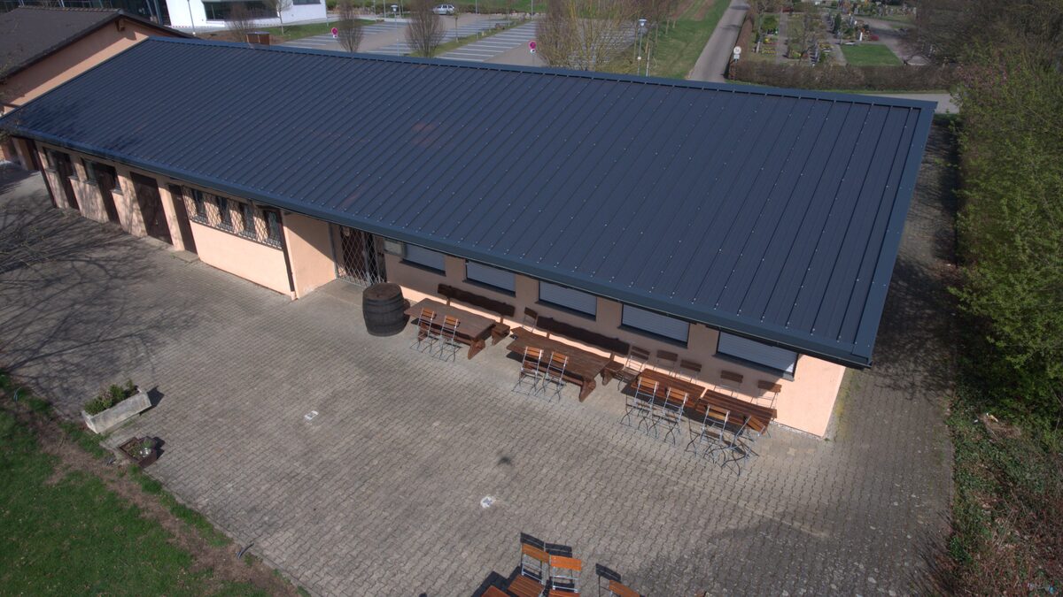 Sportheim Schwabbach mit neuem anthrazitfarbenem Sandwichdach aus der Drohnenperspektive